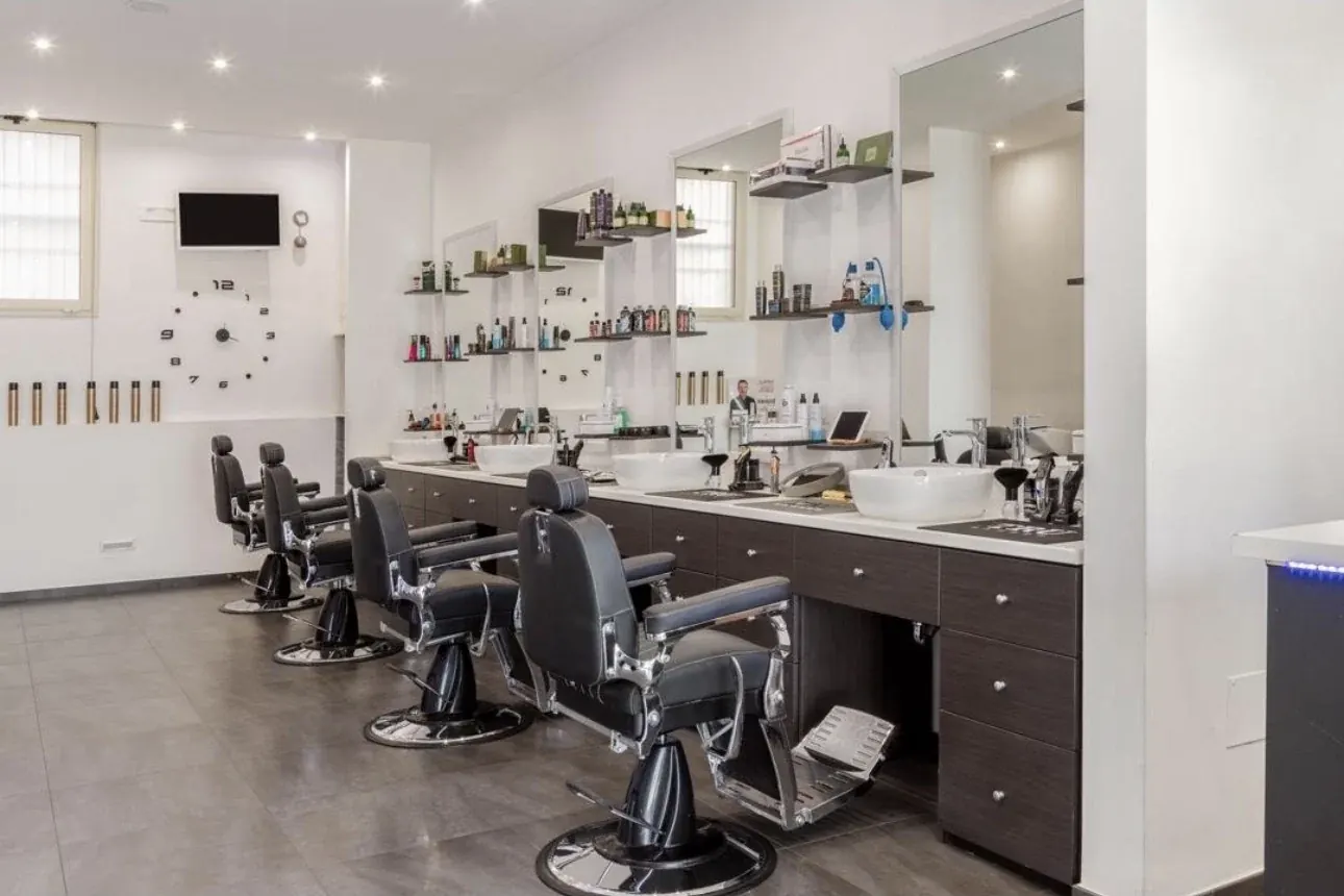 Panoramica delle postazioni e degli specchi di Maurizio Barber Shop
